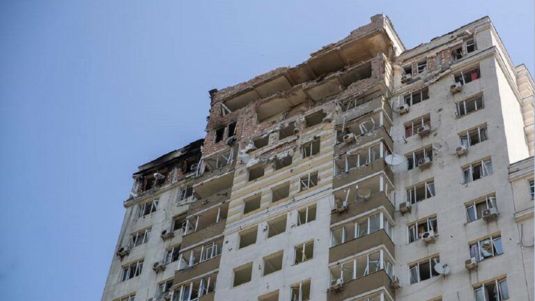 Спасались через дыру в стене: дети из поврежденной многоэтажки в Киеве рассказали, как выжили