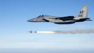 Літак F-15C пускає ракету AIM-7 Sparrow