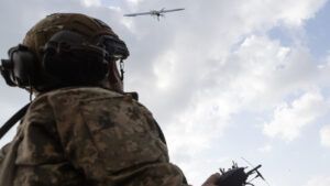 Військовий ЗСУ керує дроном