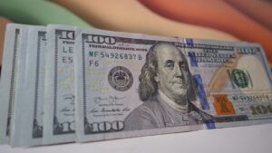 долар США