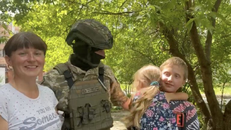 Обстрелы Херсонщины: из ряда сел в области эвакуируют семьи с детьми