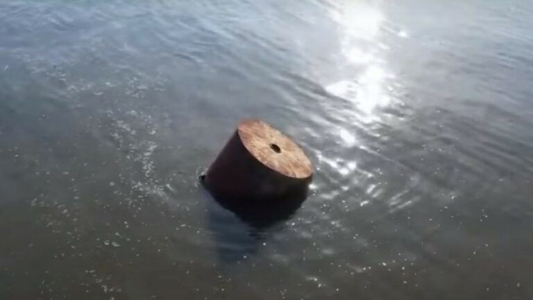 Сміття, уламки та міни в морі