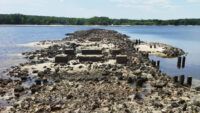 Були під водою 70 років. Падіння води у Дніпрі відкрило залишки дерев’яних мостів через Хортицю