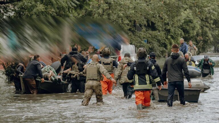 Чоловік тілом прикрив жінку: на Херсонщині під час евакуації людей човном постраждали 23 людини