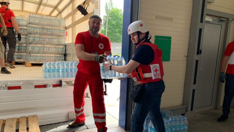 Coca-Cola спільно з Українським Червоним Хрестом передали 13 тис. літрів питної води на Херсонщину
