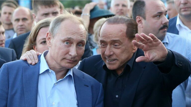 Путін вирізав серце козулі і запропонував його з'їсти Берлусконі