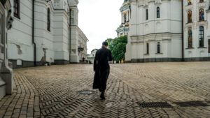 ченець УПЦ МП на території лаври