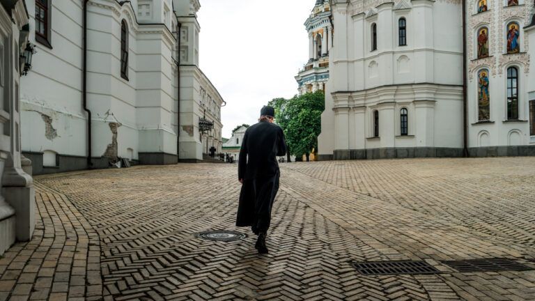 ченець УПЦ МП на території лаври