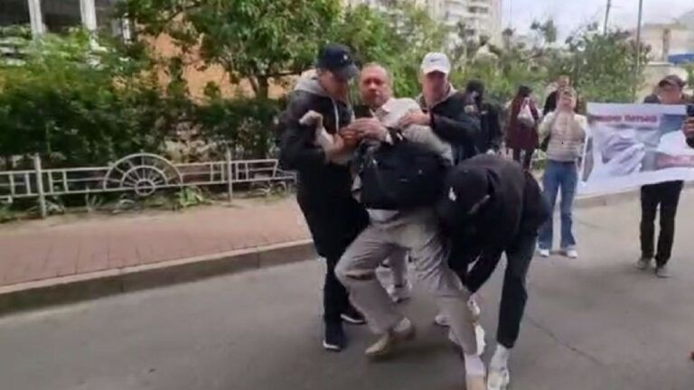 В Киеве активисты облили зеленкой и выбросили на помойку экс-нардепа