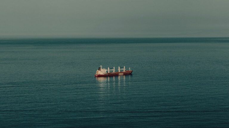 Іран відкрив вогонь по суднах у Ормузькій протоці: що відомо