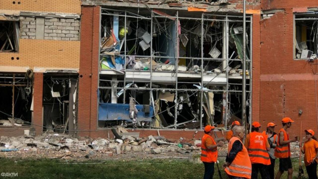 Влада допомагати не поспішає: одесити самотужки відновлюють будівлі після удару РФ