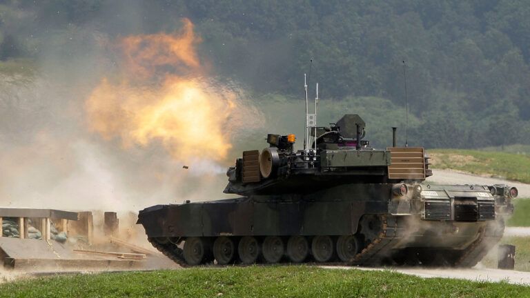 танк Abrams випускає снаряд