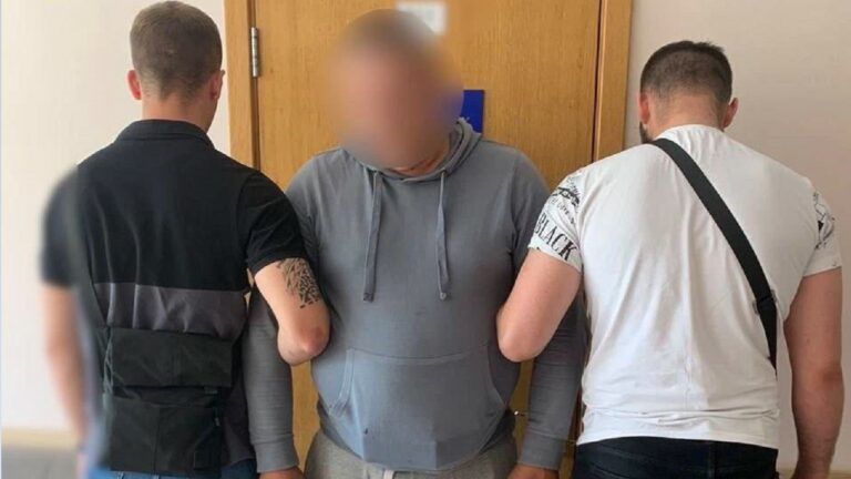 На Київщині чоловік систематично ґвалтував власну доньку – його затримали