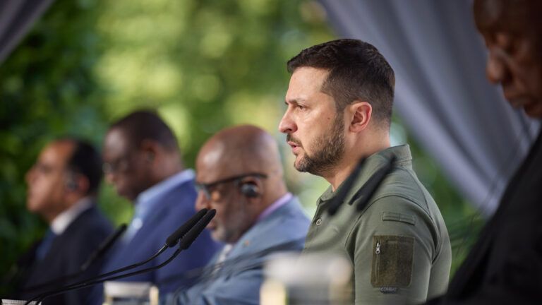 Мирні переговори з Кремлем можливі тільки коли армія РФ вийде з України – Зеленський