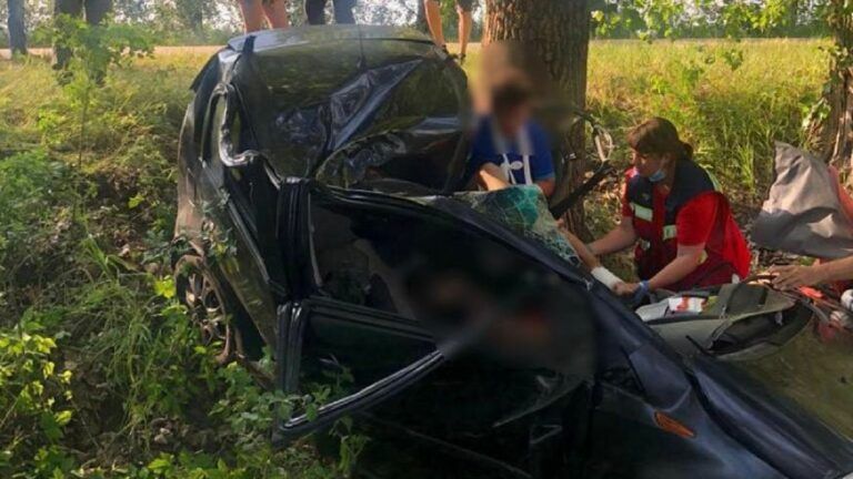 Авто зім’яло, як бляшанку: у ДТП на Київщині загинула жінка, постраждало 4 дітей