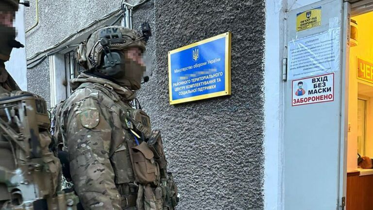 До $9 тыс. за пересечение границы: СБУ ликвидировала 5 новых схем побега “уклонистов”