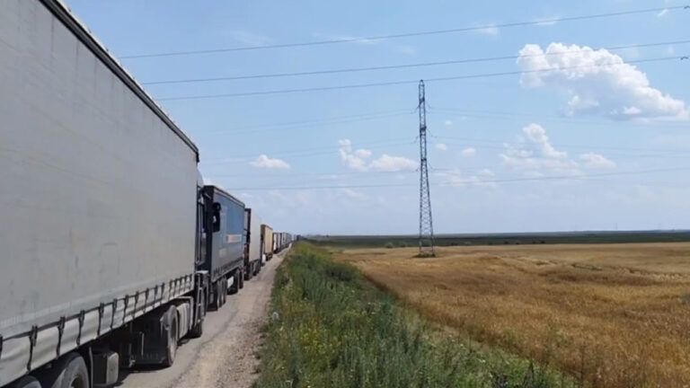 Удар по Чонгарскому мосту привел к образованию пробок на выезде из Крыма