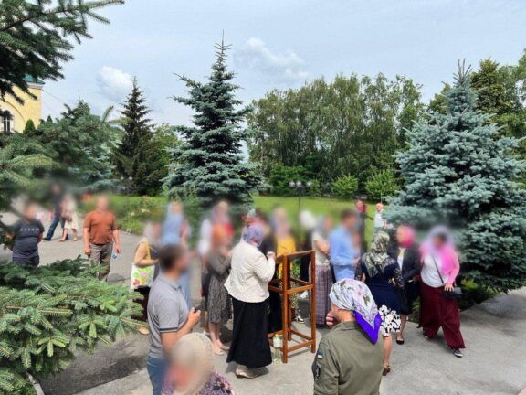 В Белогородке во время перехода из УПЦ МП в ПЦУ прихожан разнимала полиция