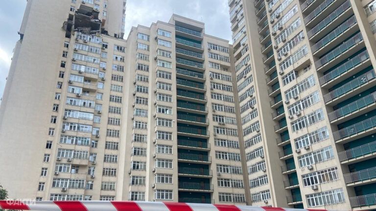 Падіння уламків ракет на будинок у Солом'янському районі Києва