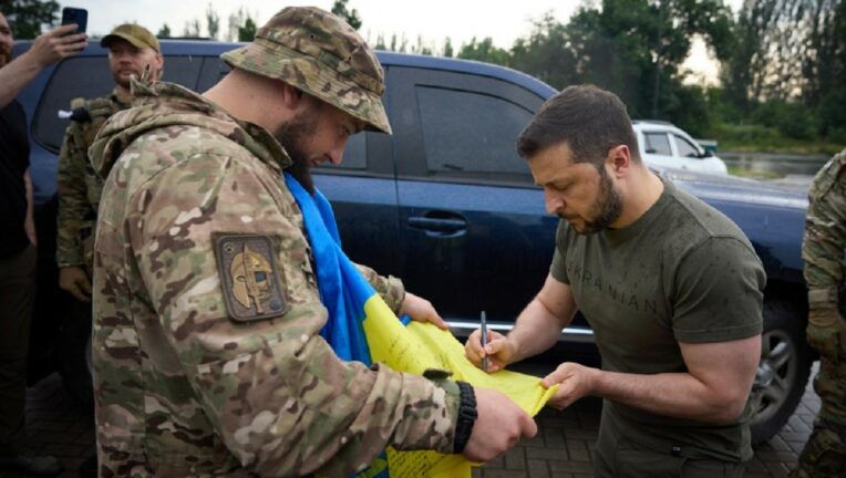 Селфи с президентом и подписанный флаг: Зеленский посетил Донбасс и наградил бойцов под Бахмутом