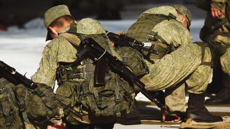 російські військові