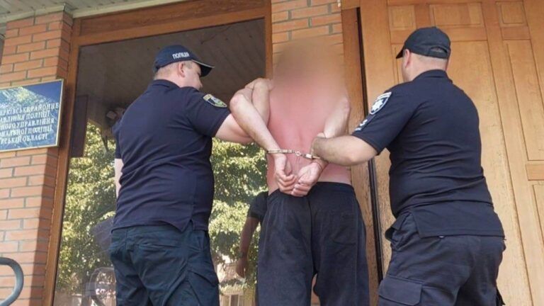 Повалив на підлогу, вдарив ногою в голову та лупцював. У Білій Церкві чоловік побив працівницю АЗС