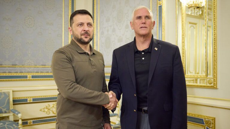 Майк Пенс зустрівся із Зеленським у Києві та відвідав Бучу