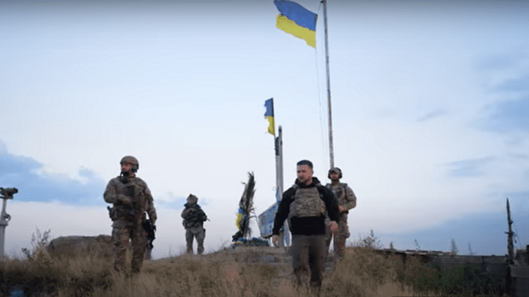 Зеленский на Змеином поблагодарил военных за 500 дней борьбы