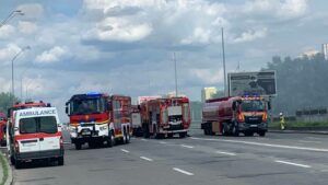 Видно чорні клуби диму. У Києві на Броварському шосе палає АЗС