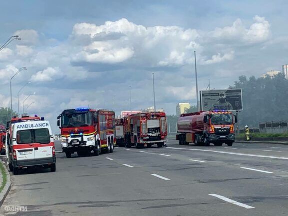 Видны черные клубы дыма. В Киеве на Броварском шоссе горит АЗС