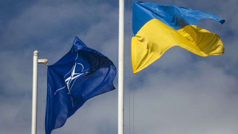 прапори НАТО та України