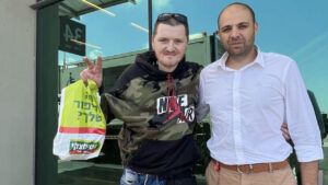 Чоловік з протезом, якого зняли з рейсу у Тель-Авіві, не був військовим – його розшукало МЗС