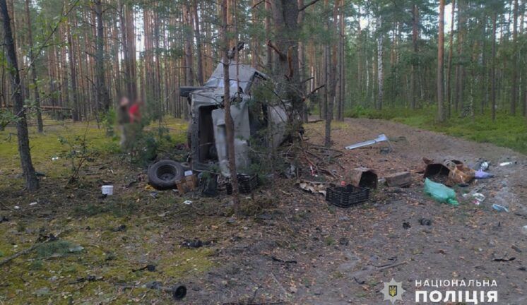 Повіз родину до лісу на чорницю: на Житомирщині чоловік наїхав на міну