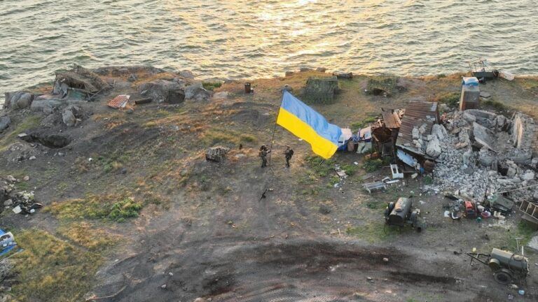 Війська РФ скинули фугасну авіабомбу на Зміїний – ОК Південь