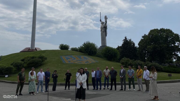 Монумент Батьківщина-мати