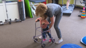 Сквозь боль и слезы: двухлетняя Лиза из Бахмута учится заново ходить