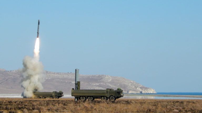 Запуск ракети Онікс із берегового ракетного комплексу Бастіон