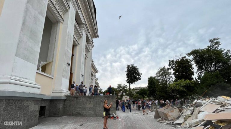 біля Спасо-Преображенського собору в Одесі