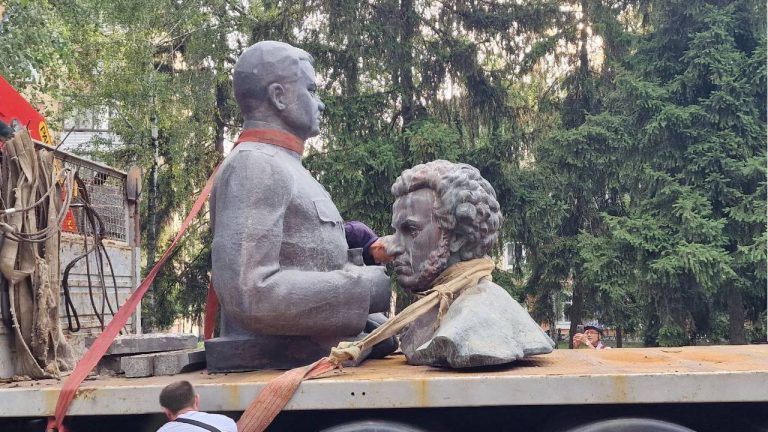 Демонтаж пам'ятників Пушкіну і Ватутіну в Полтаві