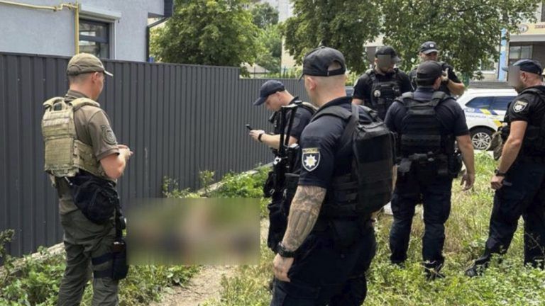 У Житомирі затримали чоловіка, який погрожував оточуюючим з ножем