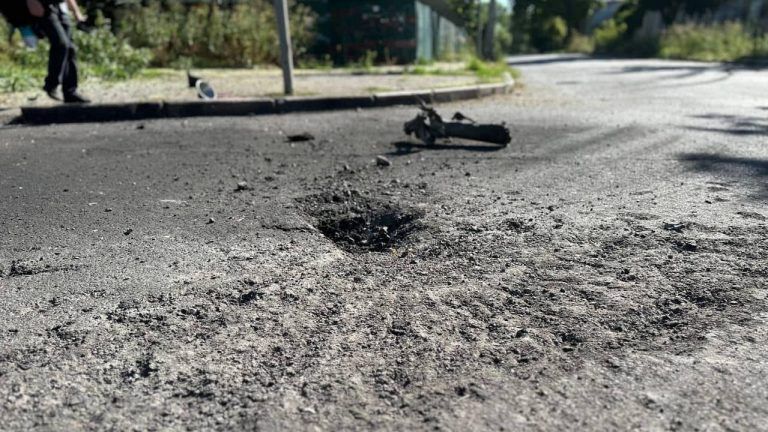 Херсон весь день под обстрелами из РСЗО: среди пострадавших 16-летняя девочка, умер полицейский