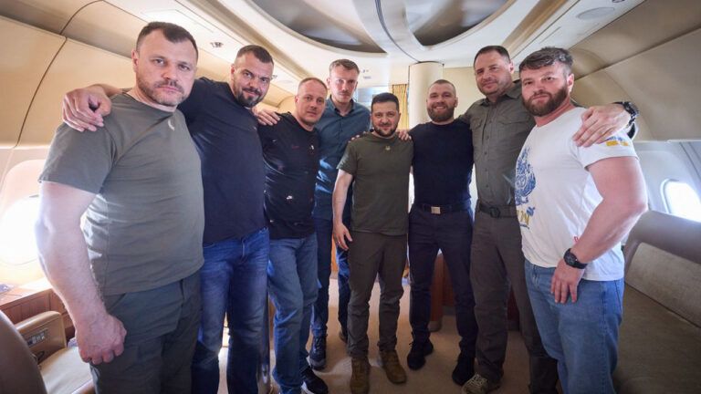Повернення командирів захисників Азовсталі