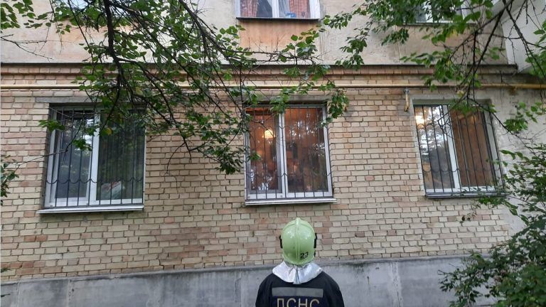 Пыталась слезть с квартиры по канату: на Киевщине ГСЧС спасали 5-летнюю девочку