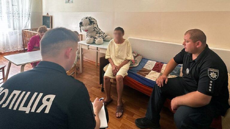 На Чернігівщині чоловік через зірвані у сусіда персики катував жінку та дітей
