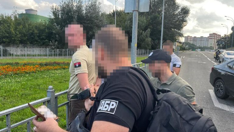 В Киеве задержали начальника одного из ТЦК, который помогал переправлять мужчин за границу