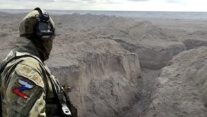 Окопы на пляже: туристический сезон в Крыму безвозвратно испорчен