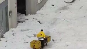 Кучугури посеред літа: у Німеччині через град та зливу вивели снігоприбиральну техніку