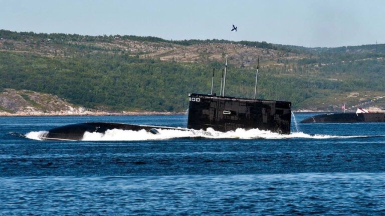 Російський підводний човен проєкту Варшавянка, що є носієм Калібрів