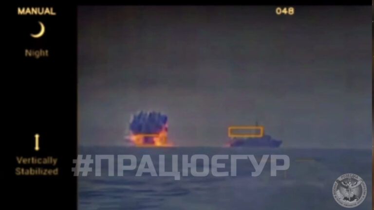 Як морський дрон вражає вороже судно у Чорному морі – ГУР показало ефектне відео