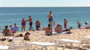 Натягивают противоминные сетки и ставят наблюдательные пункты: Одесса готова к пляжному сезону